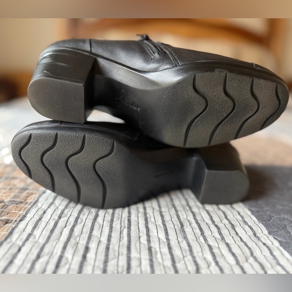 Clarks Black Leather Heeled Shoes, Size 6.5, EUC - Picture 4 of 7